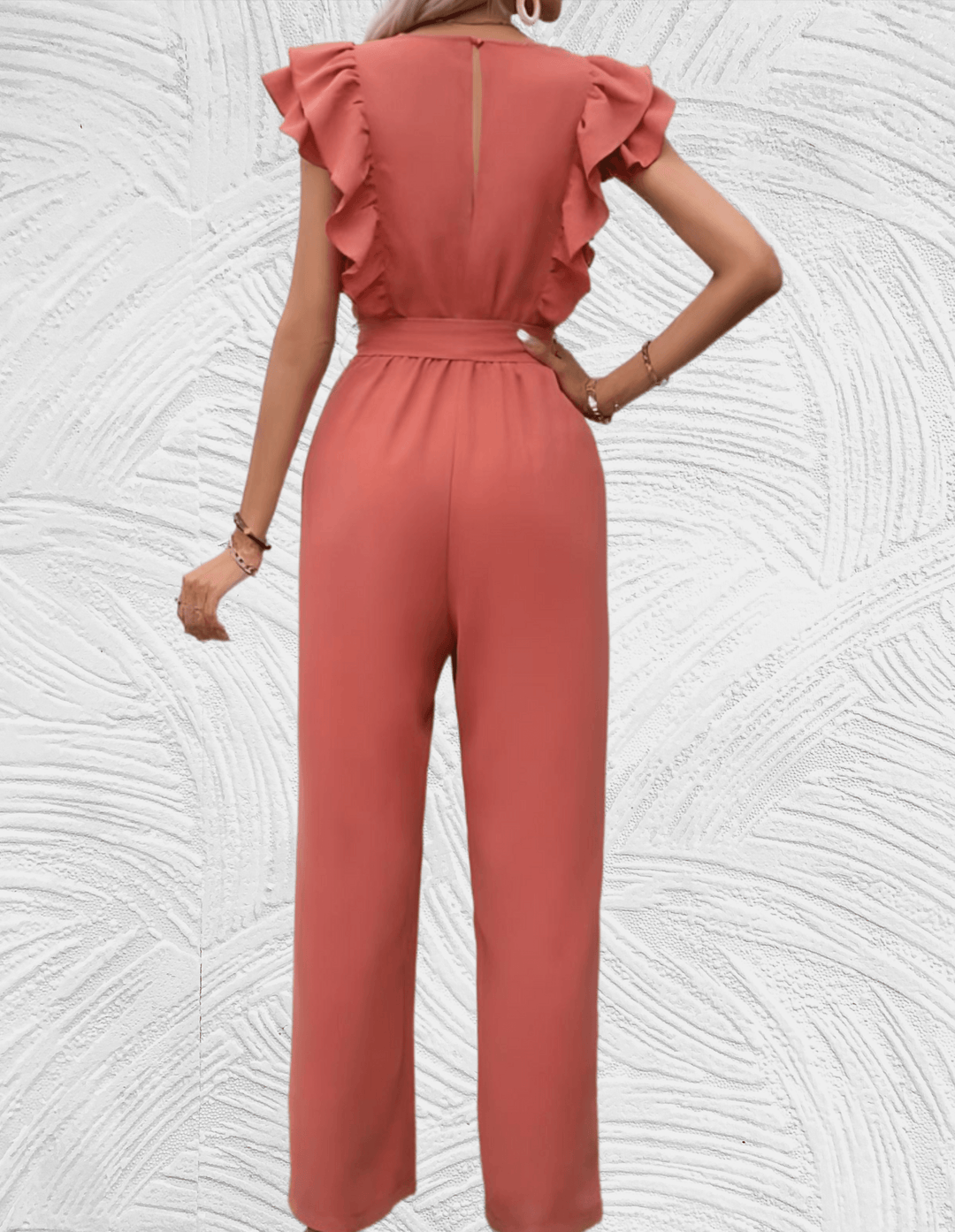 Esme - Mooi passende jumpsuit met lage v hals gegolfde zijmouwen en strikbanden aan de zijkant - Miller-Mode